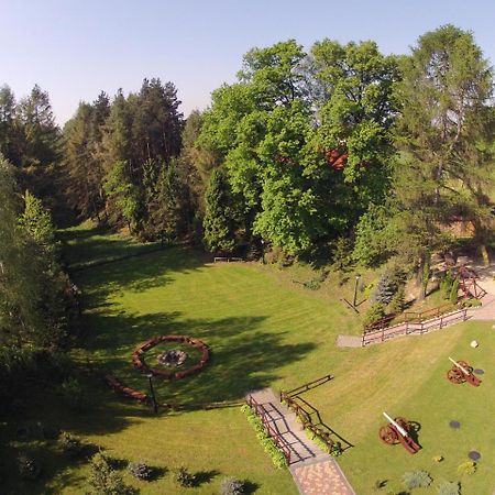 Zajazd Zlota Iglica Pogrzebien Bagian luar foto