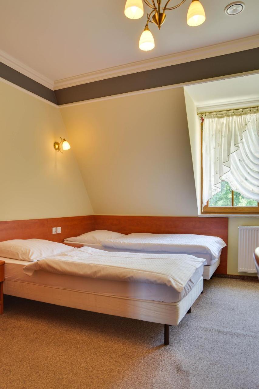 Zajazd Zlota Iglica Pogrzebien Bagian luar foto