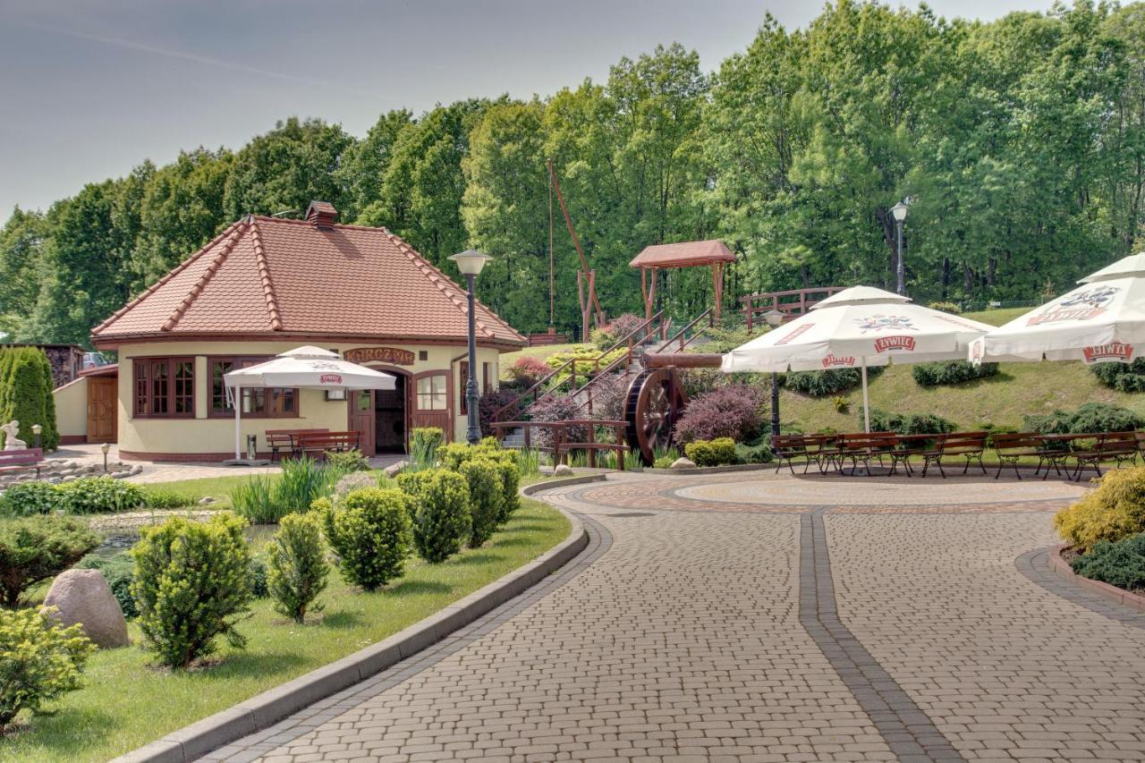 Zajazd Zlota Iglica Pogrzebien Bagian luar foto