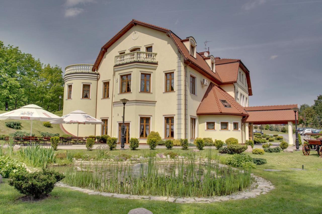 Zajazd Zlota Iglica Pogrzebien Bagian luar foto