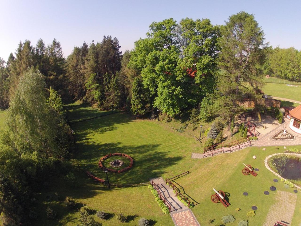 Zajazd Zlota Iglica Pogrzebien Bagian luar foto