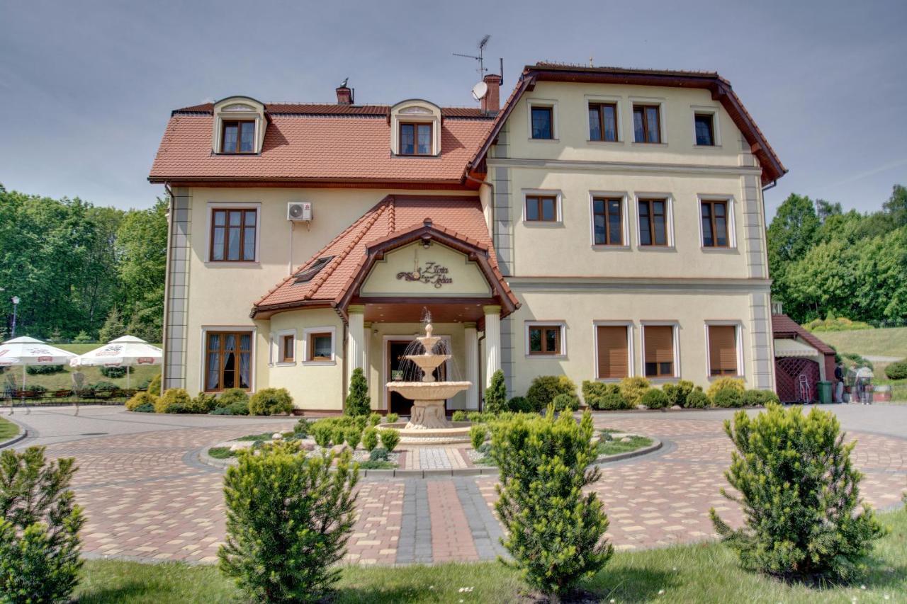 Zajazd Zlota Iglica Pogrzebien Bagian luar foto