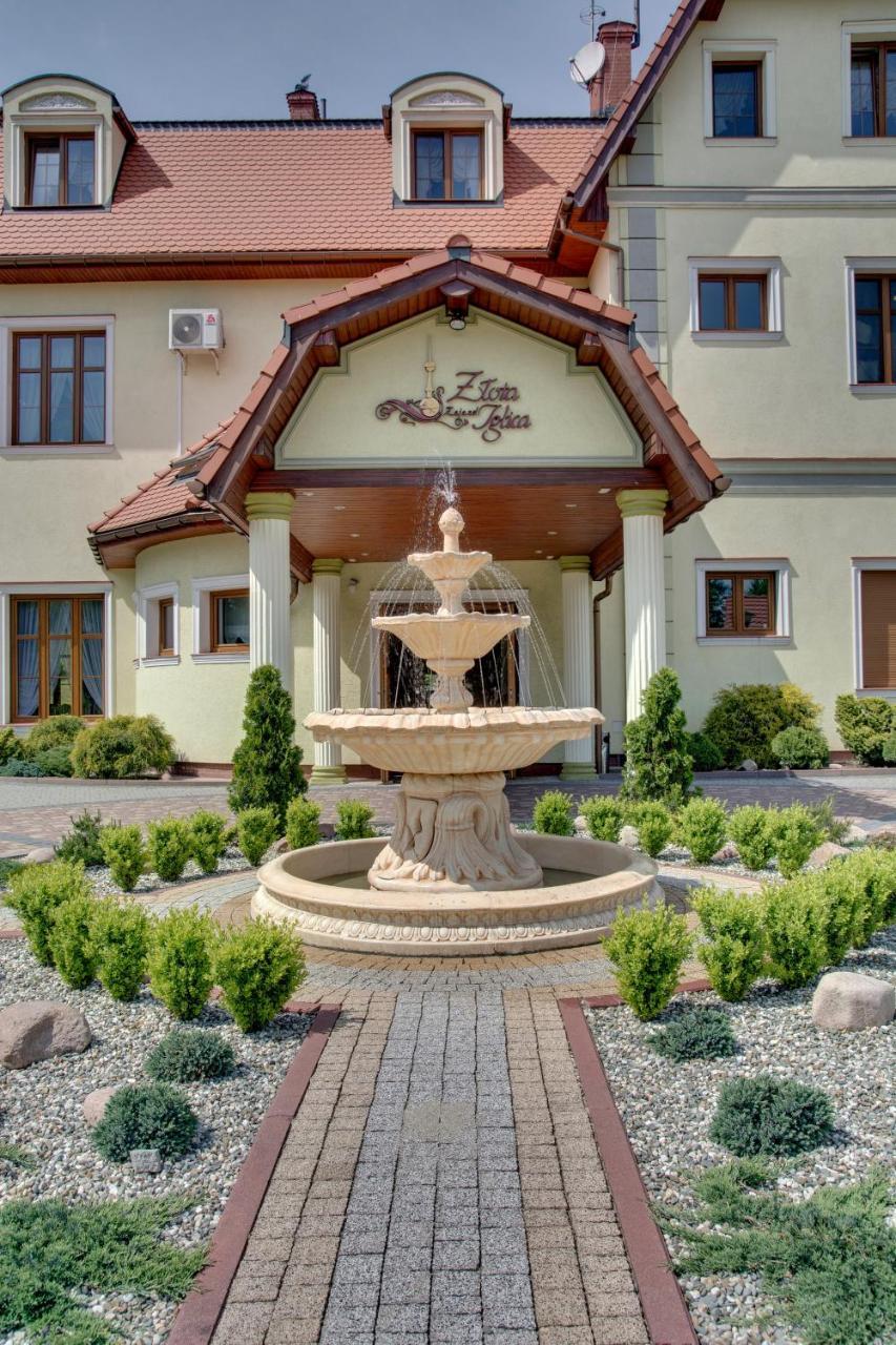Zajazd Zlota Iglica Pogrzebien Bagian luar foto