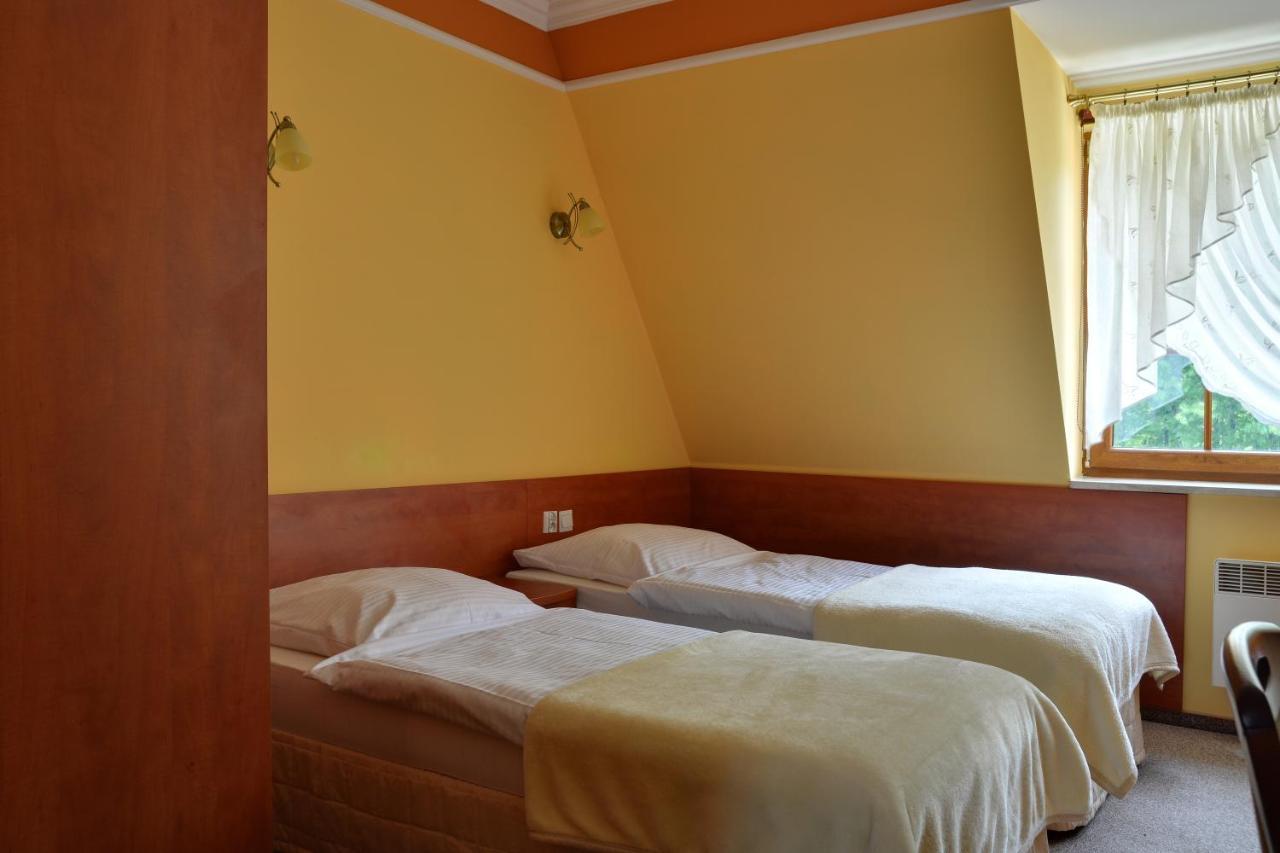 Zajazd Zlota Iglica Pogrzebien Bagian luar foto